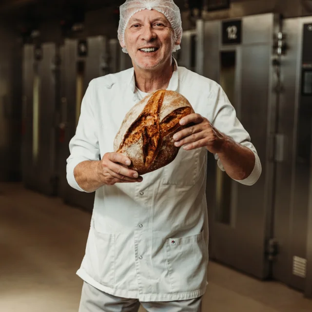 Unser Backstubenleiter Michael mit unser neuesten Brotkreation, der Küstenkruste. So sieht Berufung aus!