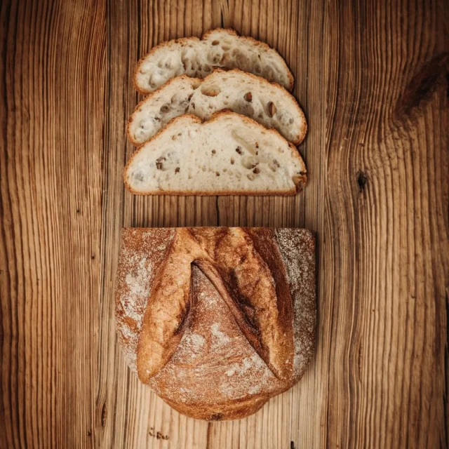 Hol' dir ein Stück nordische Heimat auf den Tisch. Die Küstenkruste mit Dinkel und Roggen begeistert mit ihrer honigbrau...