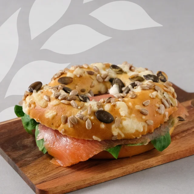 Unser Lachsbagel ist zurück aus der Sommerpause! Mit feinem Räucherlachs, cremigem Frischkäse und frischem Feldsalat ist...