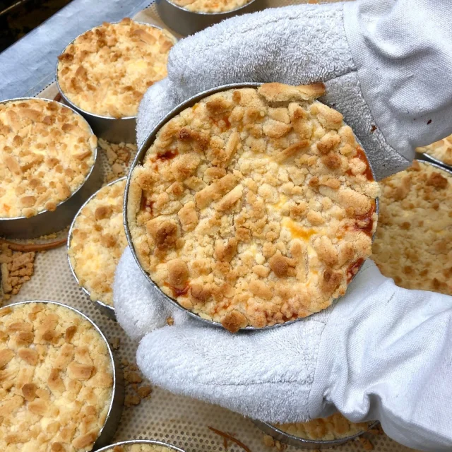 Unsere Empfehlung fürs Wochenende: Manchmal muss es einfach ein Stück Mini-Käsetorte mit deinem Lieblingsheißgetränk sei...